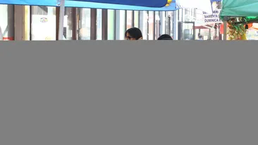 Bubulina, gospodina. O stirista sexy de la noi merge singura la piata si alege cu mana ei alimentele!