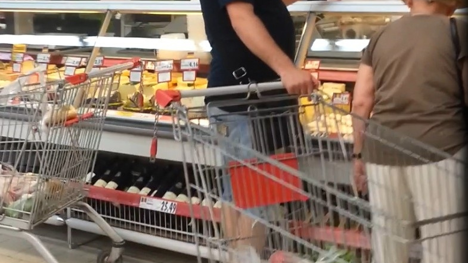 Leo de la Strehaia a poftit la branza! Uite cum face cumparaturi printul tiganilor!