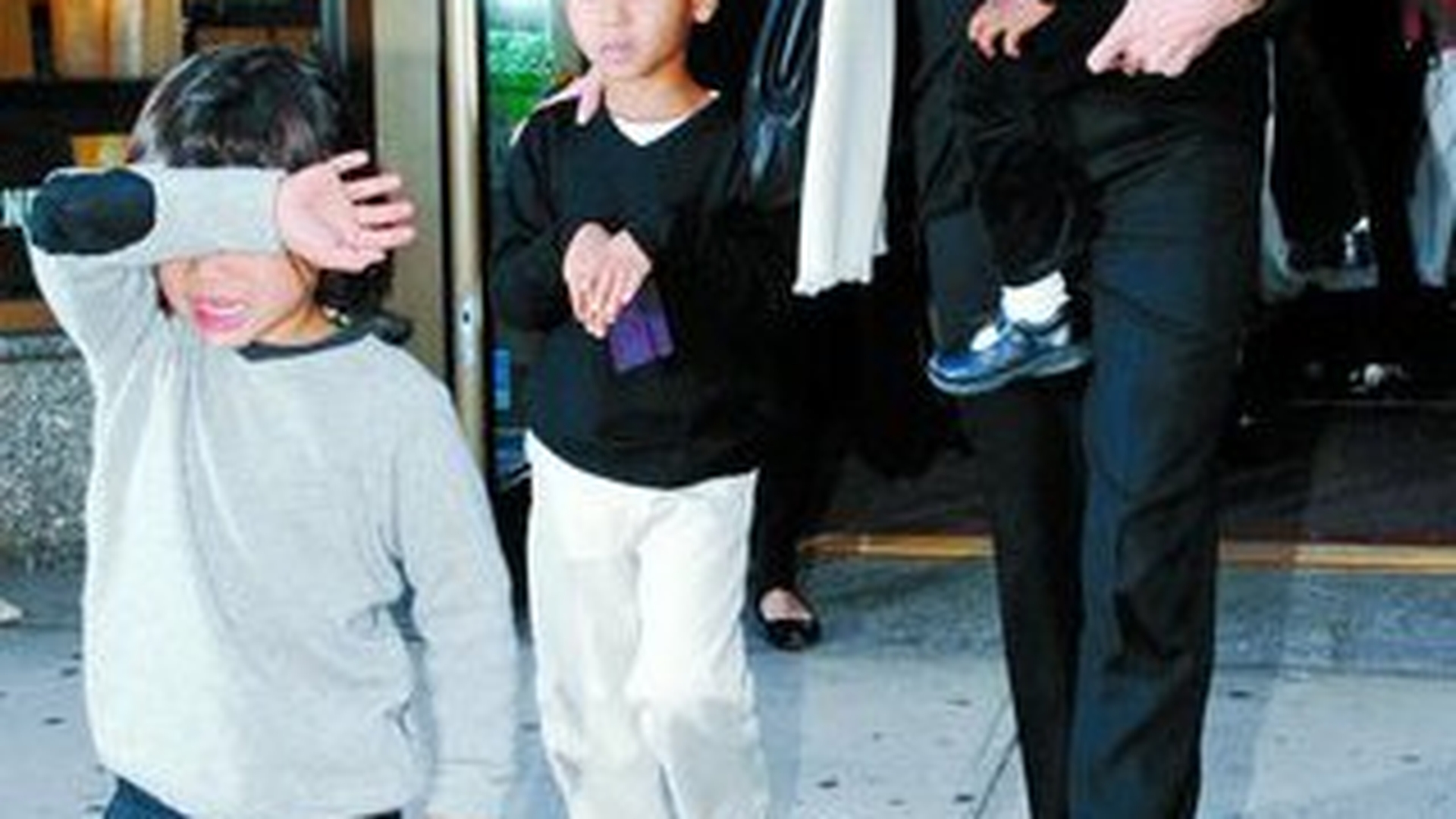 Angelina isi terorizeaza copiii