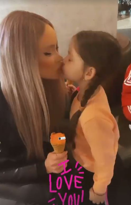 Bianca Drăgușanu și-a pupat pe buze fiica, iar unii dintre fani s-au scandalizat. Motivele pentru care unii dintre psihologi interzic acest obicei | FOTO