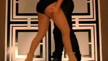 Iubitul lui Jennifer Lopez nu si-a putut tine mainile departe de fundul cantaretei. Ia uite cum o pipaie cu pofta in noul ei videoclip!