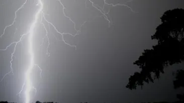 Situație la limită! 17 turişti români şi străini sunt blocaţi în Munţii Rodnei. Unul dintre ei a fost lovit de fulger