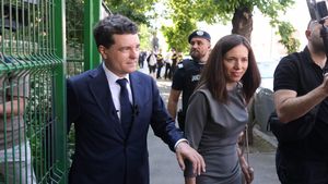 Mirabela Grădinaru a plecat SINGURĂ în vacanță, cu copiii. Motivul pentru care Nicușor Dan a rămas acasă