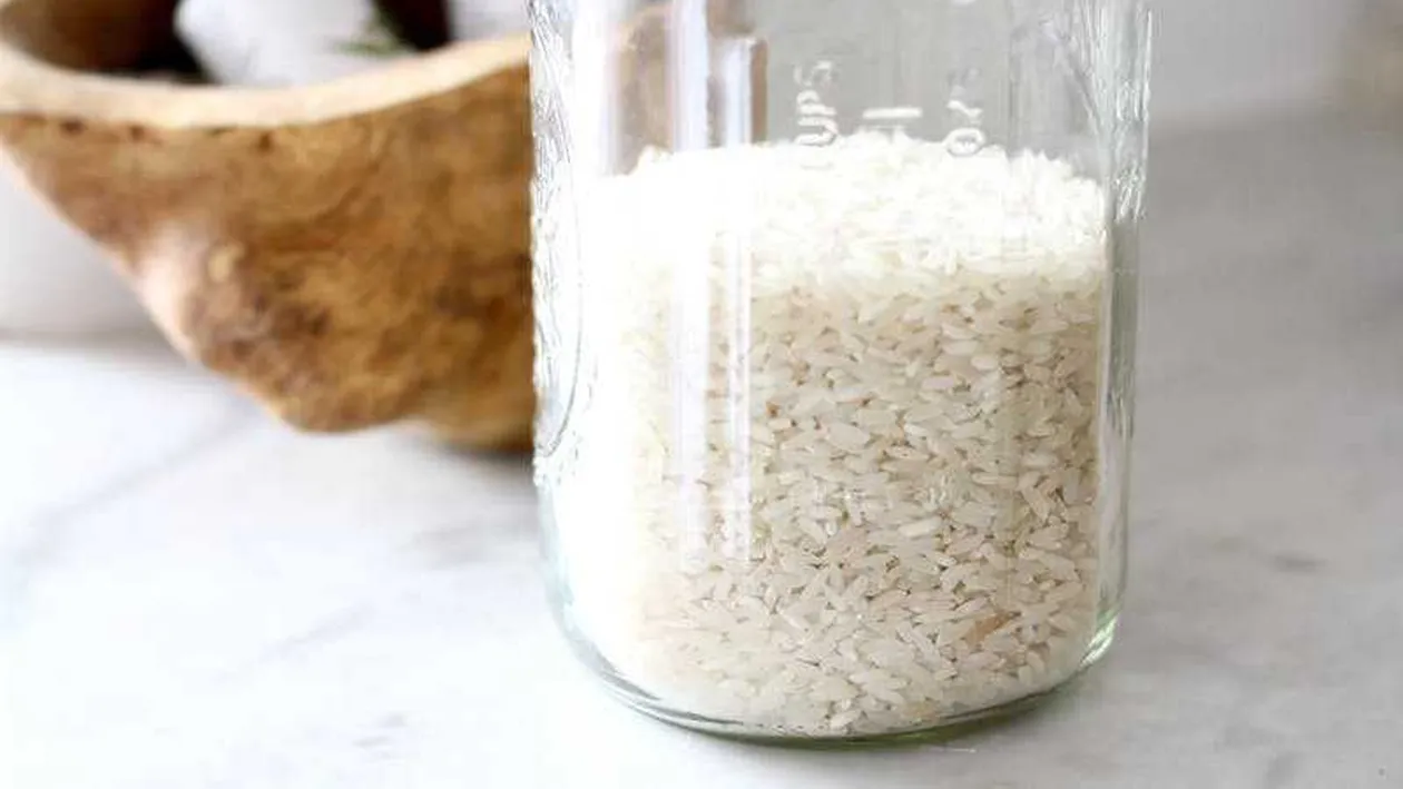 Trucul genial de care nu știai. De ce e bine să pui un borcan cu orez lângă ușă