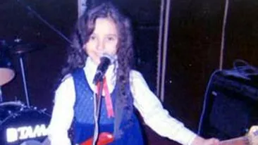 De mica i-a placut muzica! Ghici cine este cantareata din poza care a ajuns una dintre cele mai sexy artiste si mamici