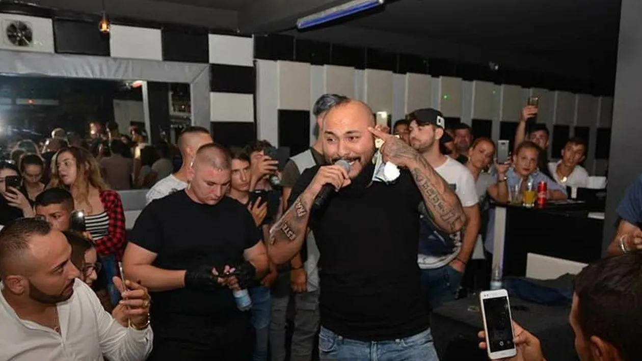 Dani Mocanu și-a tras piscină de plastic, care e “păzită” de lei suflați cu aur! “Regele, la o mică relaxare”