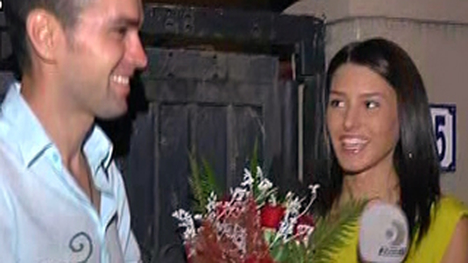 Vlad Mirita si iubita lui, Patricia, au sarbatorit doi ani de cand sunt impreuna! Sarut pasional in direct