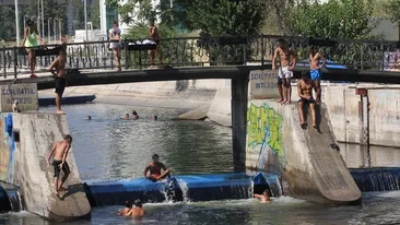 Ce se intampla cand afara sunt peste 40 de grade Celsius si nu ai bani sa mergi la strand? Mai multi bucuresteni au gasit solutia!