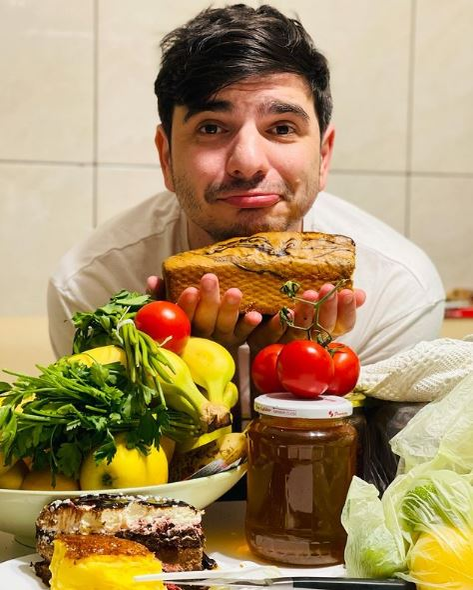 Actorul Alex Bogdan a făcut dezvăluirea, în direct, la Măruță: ”O iubesc de mor!”