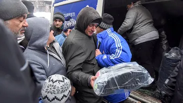 Oamenii străzii şi-au vândut pe băutură bocancii primiţi de la primarul Gabriela Firea!