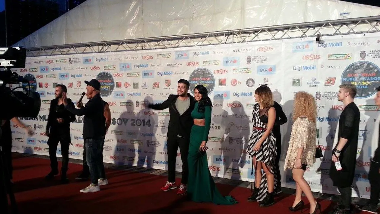 Decolteuri adanci, rochii cu vedere la lenjeria intima. Vezi ce vedete au socat prin tinutele sexy la Romanian Music Awards!