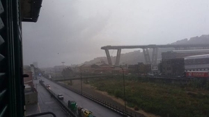 Imagini terifiante! Un pod rutier s-a prăbușit de la o înălţime de 100 m, în apropiere de oraşul Genova! Cel puțin 35 de persoane au murit