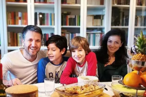 Andi Moisescu și Olivia Steer alături de cei doi băieți ai lor