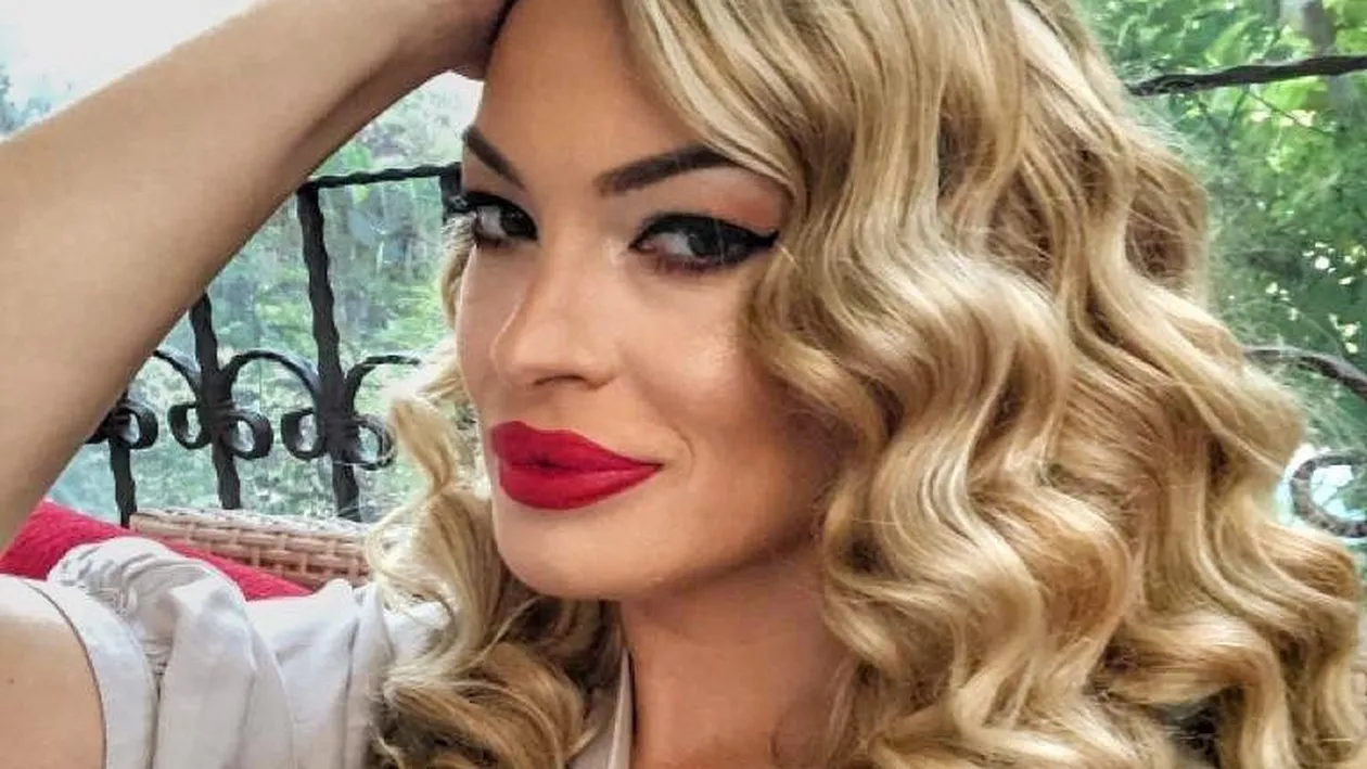 Fotografia postată de Valentina Pelinel cu gemenele sale. Detaliul observat de fani