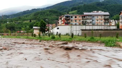 Inundații grave în Hunedoara. 400 de gospodării sunt afectate de ploile torențiale, iar 240 de oameni au fost evacuați din case