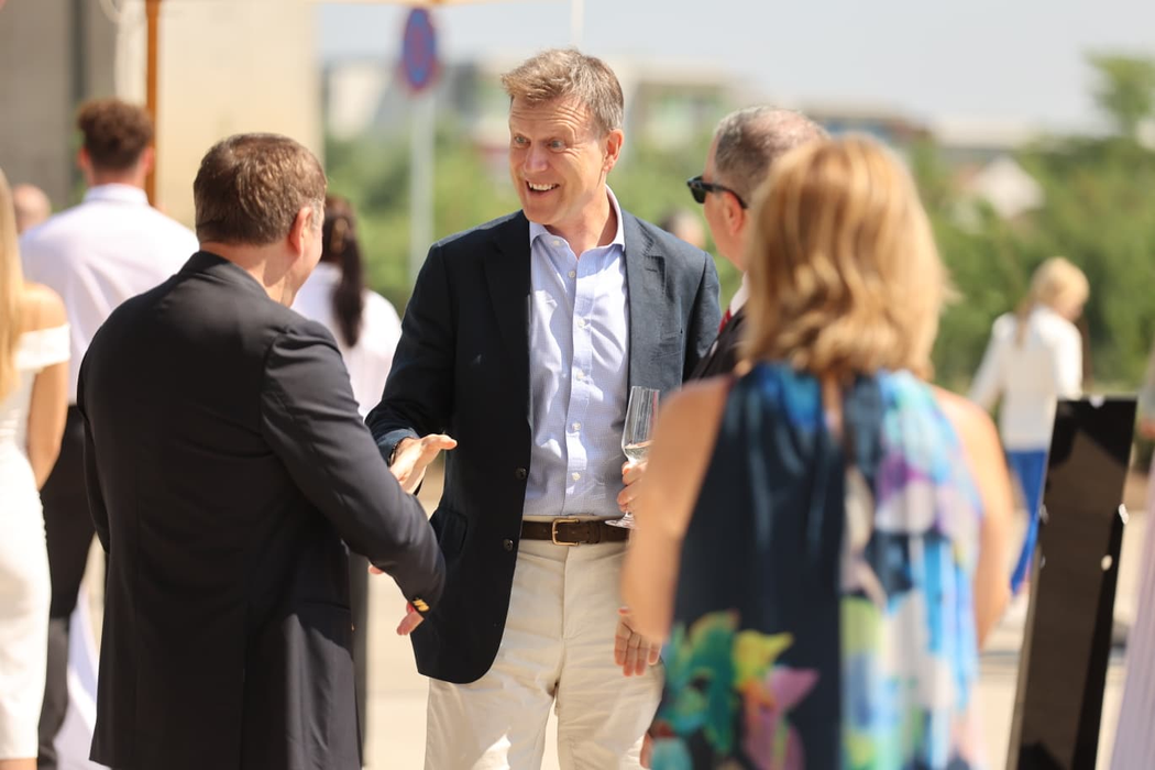 Gheorghe Hagi, alături de Giles Portman, ambasadorul Regatului Unit în România