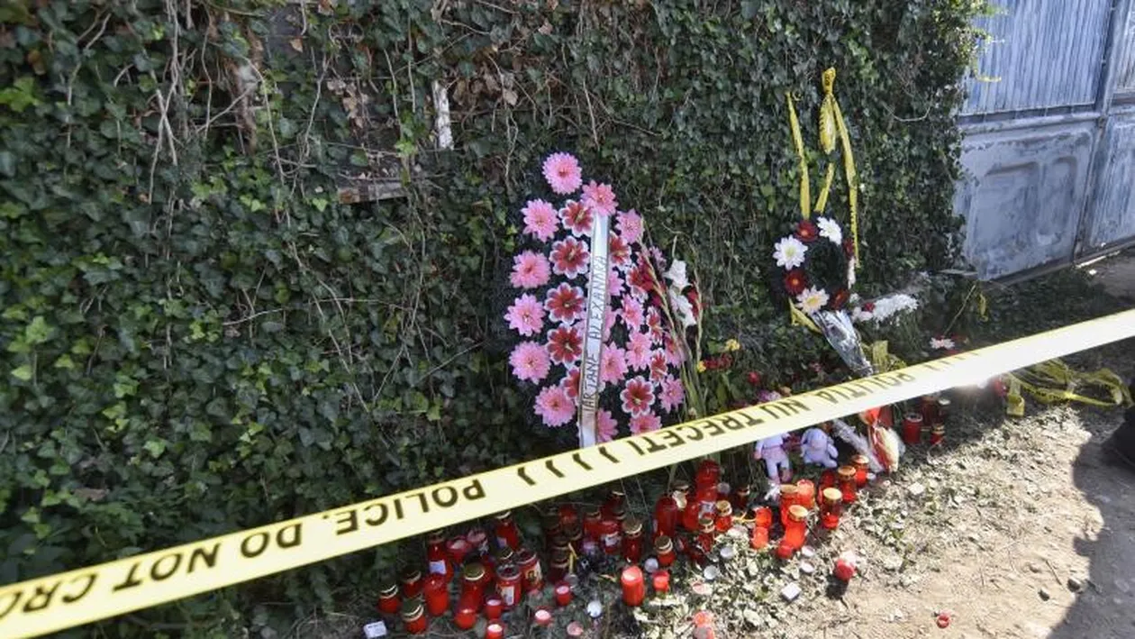 Se află chiar în faţa casei lui Gheorghe Dincă. Obiectul care-i face pe toți să plângă