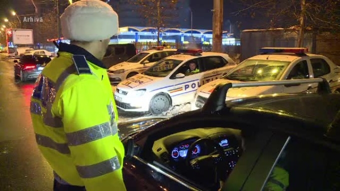 Un bărbat din Suceava s-a urcat beat la volan şi s-a oprit într-un copac. A sunat la Poliţie şi a spus că...