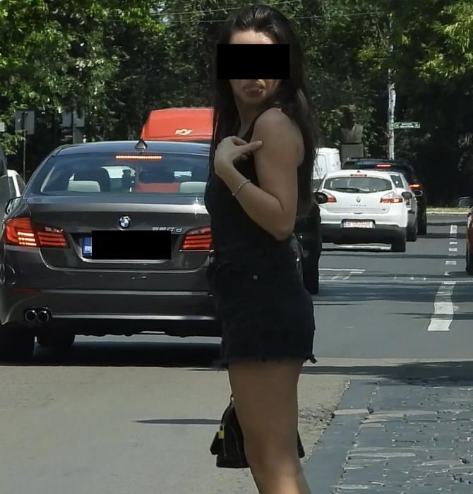Sexy-brunețica scoate limba la Dan Nicorescu, rămas la terasă (Foto: CANCAN.RO)