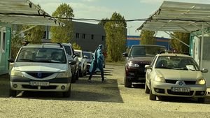 Coadă de câțiva zeci de metri la un centru de testare COVID-19 în Băneasa. 26.554 de teste au fost efectuate în ultimele 24 de ore