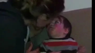 VIDEO INCREDIBIL! Alicia Silverstone mesteca mancarea si apoi i-o da direct in gura copilului ei!