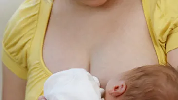 A fost data jos din autobuz pentru ca isi alapta copilul