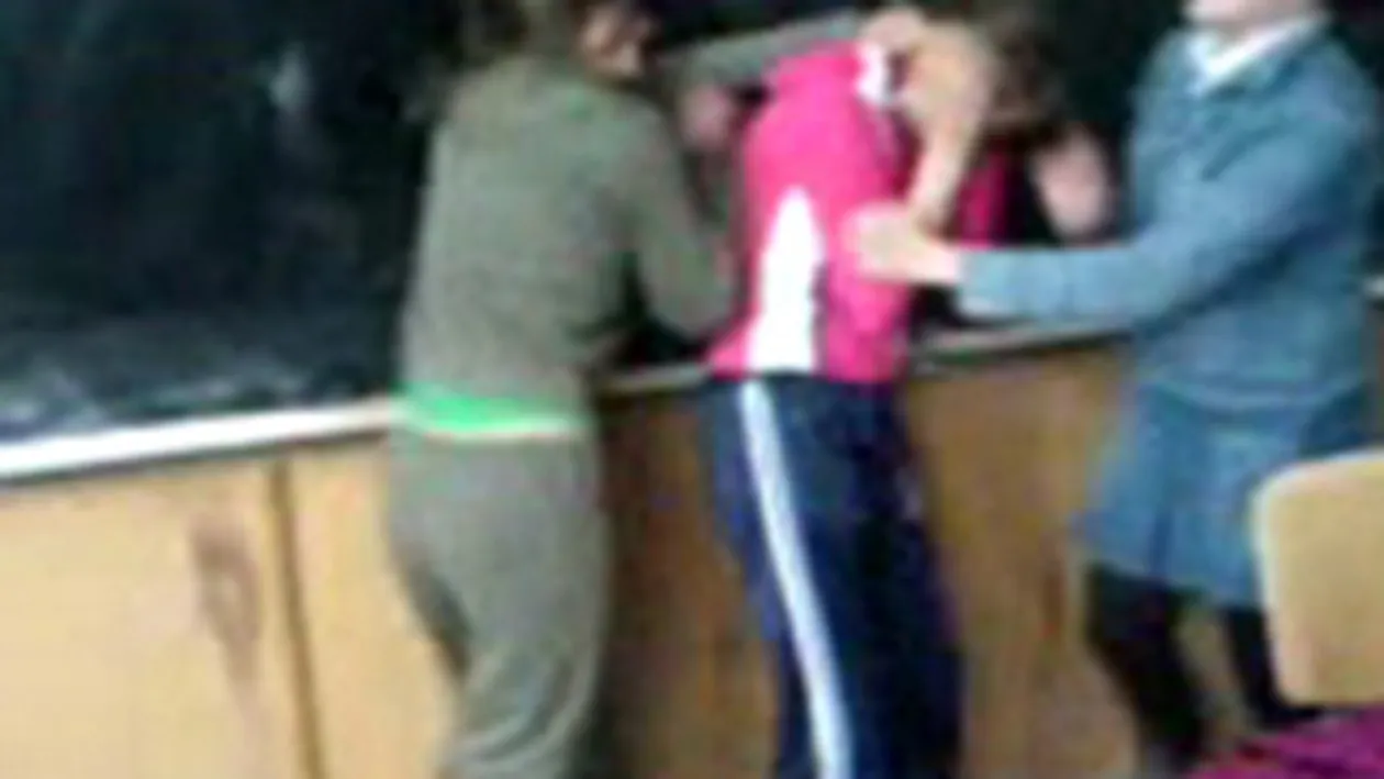 Si-a razbunat fiica si a ajuns dupa gratii! O eleva din Capitala a fost bagata in spital de mama unei colege de clasa, care a atacat-o in timpul orelor!