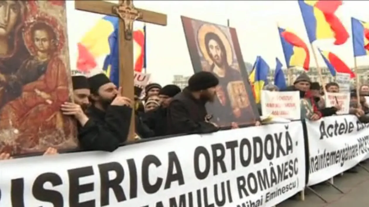 Câteva sute de preoţi şi călugări protestează în faţa Palatului Parlamentului! Află ce îi nemulţumeşte pe slujitorii Domnului