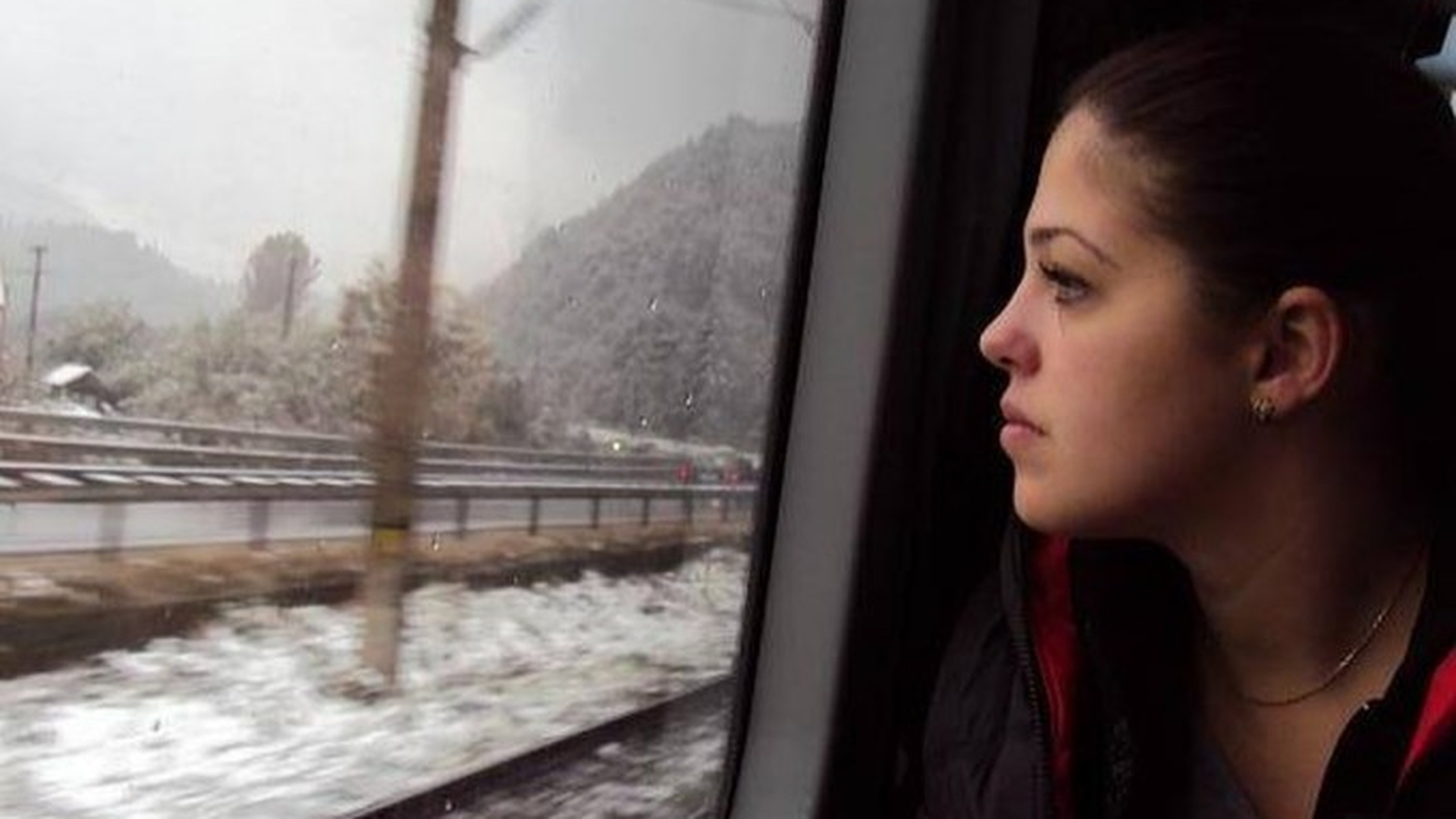N-o sa crezi pe ce cheltuie un million de euro! Studenta despagubita de stat dupa ce a ramas infirma a decis sa plece in …