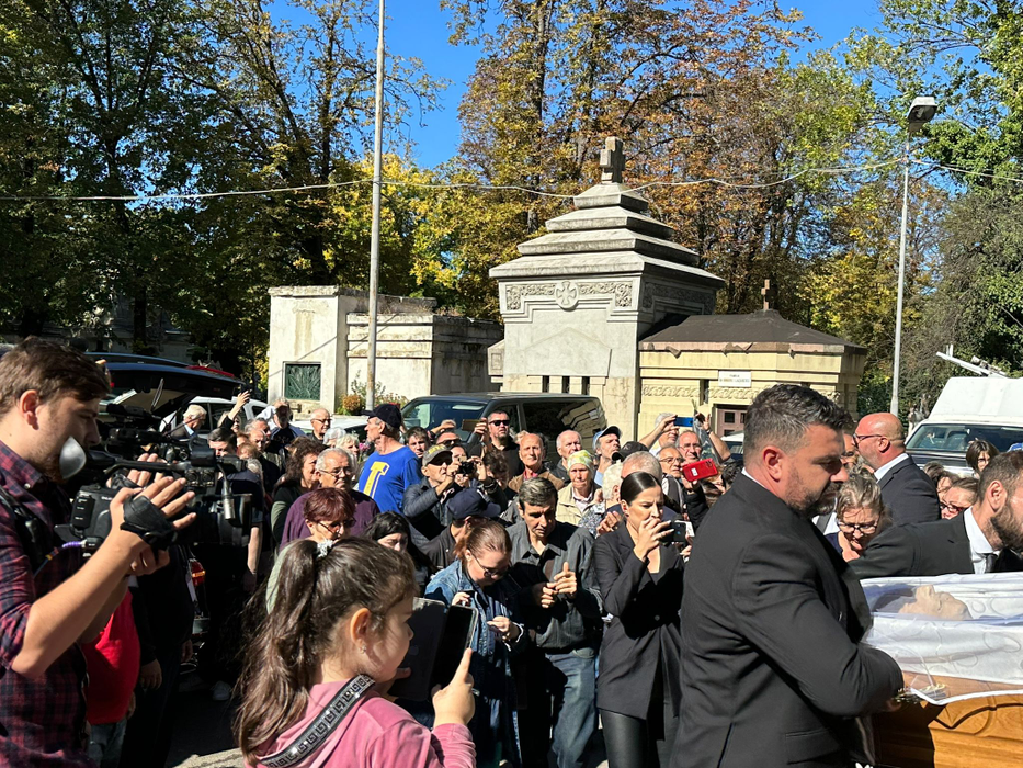 Alexandru Arșinel a fost înmormântat în cimitirul Bellu, duminică, în jurul prânzului. A fost condus pe ultimul drum de peste 200 de oamani (Foto: CANCAN.RO)