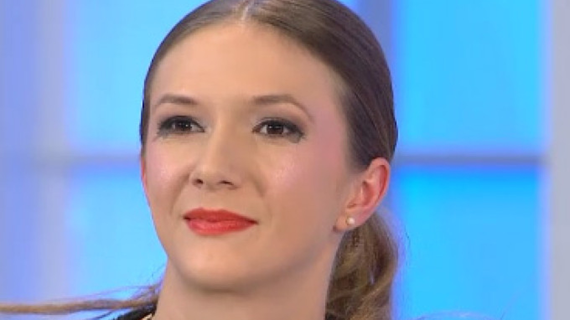 "Finută ca o floricică". Adela Popescu a revenit pe meleagurile natale! S-a pozat nemachiată, pe câmpurile copilăriei