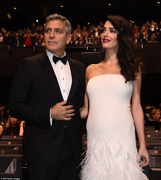 Soţia lui George Clooney, în premieră cu burtica de gravidă la vedere