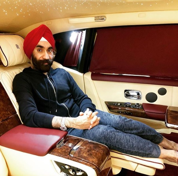 Un miliardar și-a cumpărat 6 Rolls-Royce-uri doar pentru a le asorta cu turbanele sale