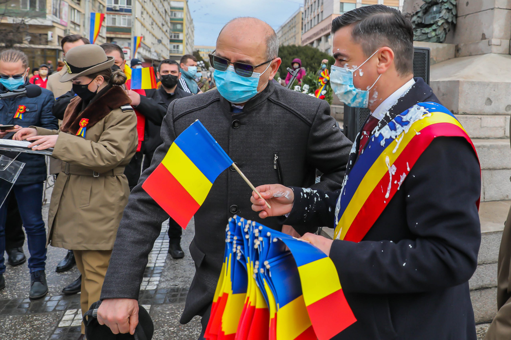 Emil Constantinescu cu cerneala, Mihai Chirică cu iaurtul. Primarul din Iași, protagonistul unui incident amuzant. FOTO