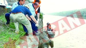 Aruncat in Canalul Dunare -Marea Neagra, cu piatra de gat