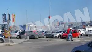 O maşină a luat foc în parcarea unui centru comercial din Capitală! Trei autospeciale de pompieri au intervenit