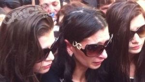 Surorile Gabor, distruse de durere! Au izbucnit in plans si abia se mai tineau pe picioare cand si-au condus mama spre cimitir