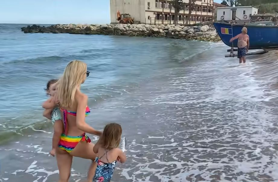 Andreea Bălan, cu fetițele la mare