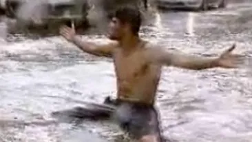 De necrezut! Un tanar inoata intr-o balta dintr-o intersectie din Bucuresti