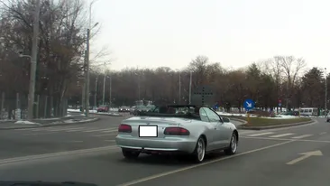 -3 grade Celsius. Fitele rezista! Imagini de senzatie cu patru tineri care se plimba pe ger intr-o decapotabila!