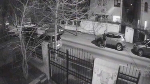 Piromanul din București, care a incendiat la 8 mașini și un bloc, a fost prins! E incredibil unde l-au încătușat polițiștii