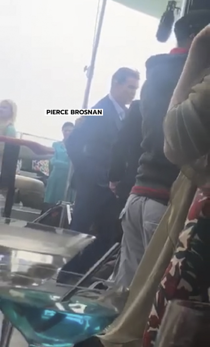 Ramona l-a ”spionat” pe celebrul actor Pierce Brosnan într-un hotel din Emirate