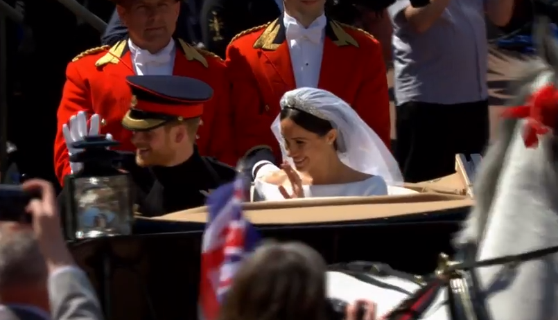 Harry și Meghan salută mulțimea de pe străzile din Windsor