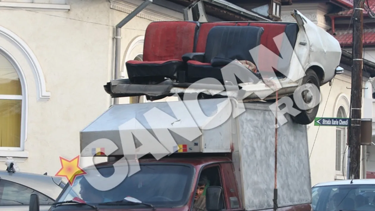Ultima moda pe strazile din Bucuresti! Nu o sa-ti vina sa crezi ce si-a pus soferul asta pe acoperisul masinii!