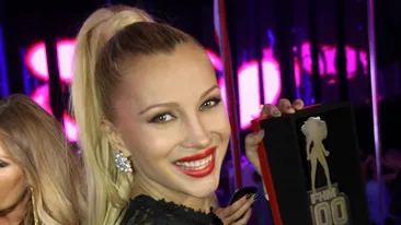 Imbracata intr-o tinuta mulata si transparenta, fara lenjerie intima, Lora a facut senzatie pe scena unui club!