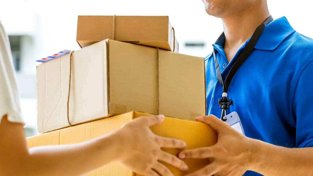 A apărut o nouă metodă de a înșela oamenii și de a le lua banii. Ce descoperă românii în interiorul coletelor primite prin curier