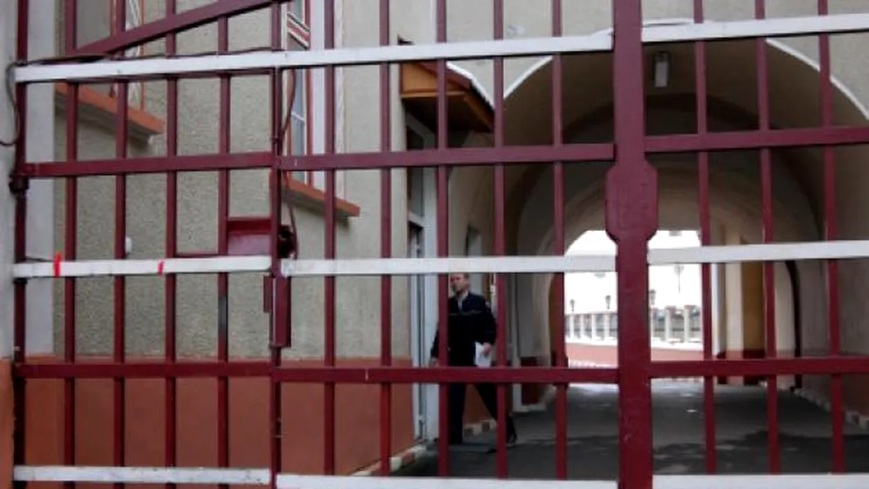 Gest şocant! Un deţinut din Penitenciarul Bacău, condamnat pentru viol, a ajuns la spital cu gâtul tăiat