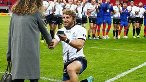 În 2015, imaginile cu rugbyistul român au făcut înconjurul planetei. A cerut-o de soţie pe celebrul Wembley, iar acum...