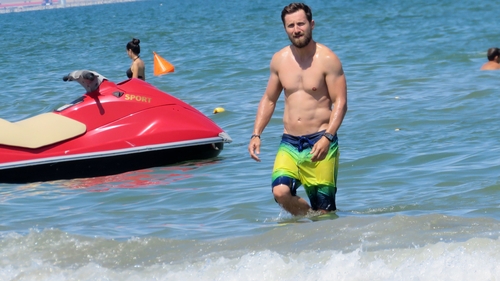 Dani Oţil umblă după rating şi în vacanţă. A făcut… baie de mulţime la plajă!