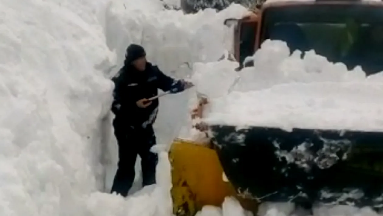 VIDEO. Alertă în zona montană din Dâmbovița. Două avalanșe au surprins utilajele de deszăpezire